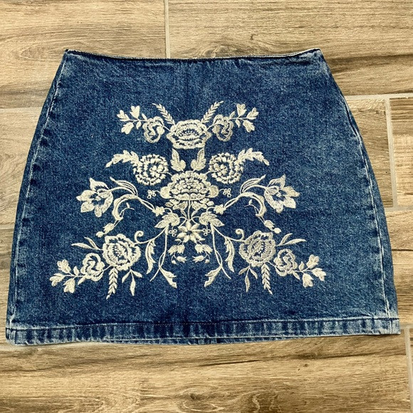 TOPSHOP MOTO | Floral Embroidered Denim Distressed Jean Skirt